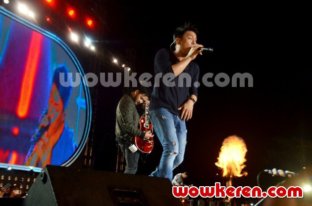 Gambar Foto Penampilan Ariel NOAH di Konser Move On Party 2016