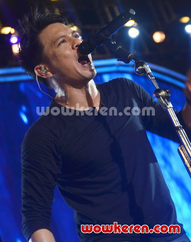 Gambar Foto Penampilan Ariel NOAH di Konser Move On Party 2016