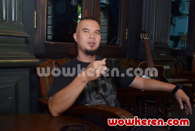 Gambar Foto Ahmad Dhani Ditemui di Kediamannya