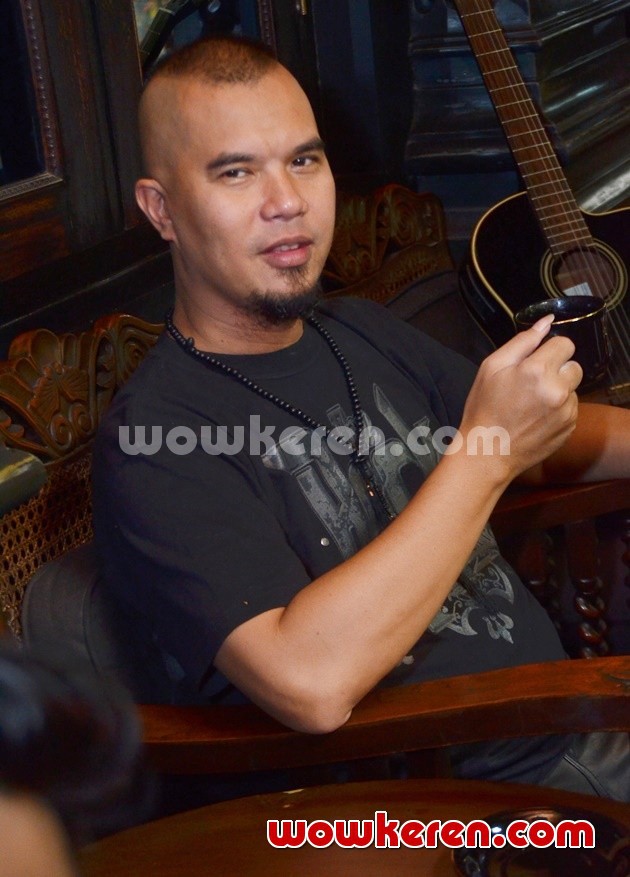 Gambar Foto Ahmad Dhani Ditemui di Kediamannya