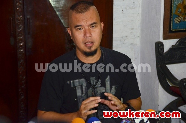 Gambar Foto Ahmad Dhani Ditemui di Kediamannya