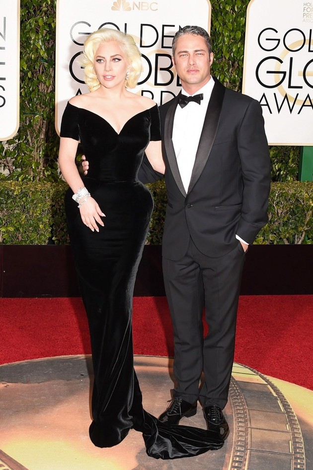 Foto Lady GaGa dan Taylor Kinney di Red Carpet Golden Globes Awards 2016