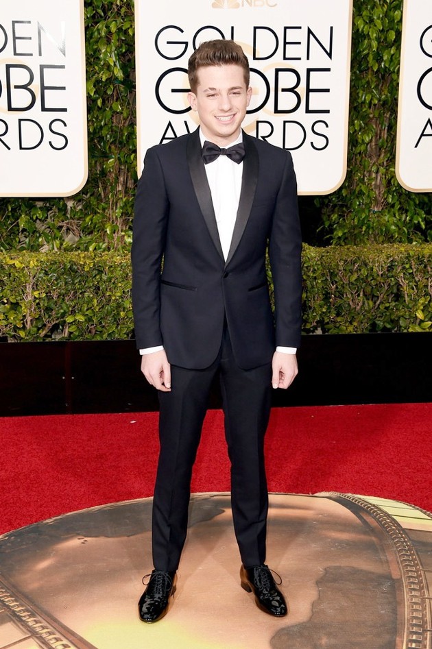 Gambar Foto Charlie Puth di Red Carpet Golden Globes Awards 2016