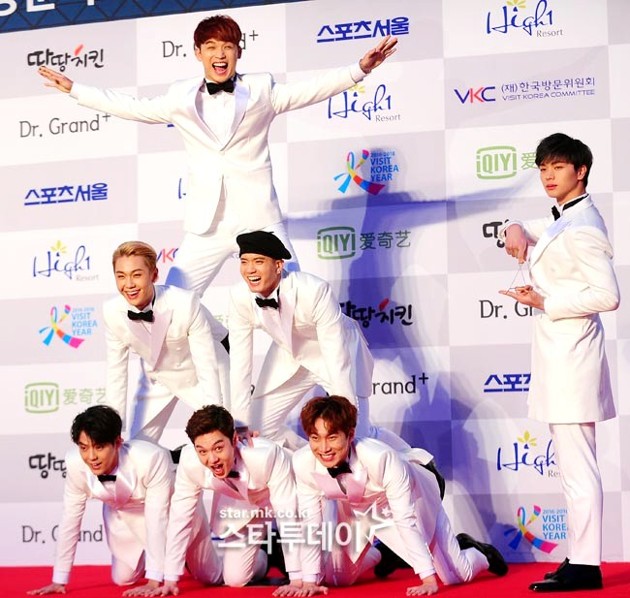 Gambar Foto BTOB Bentuk Piramida di Red Carpet Seoul Music Awards 2016