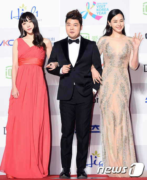 Gambar Foto Hani EXID, Jun Hyun Moo dan Honey Lee di Red Carpet Seoul Music Awards 2016