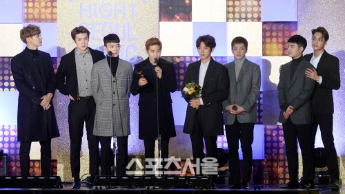 Gambar Foto EXO Saat Raih Piala Korean Wave Special Award