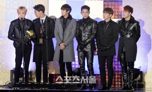 Gambar Foto Monsta X Raih Piala Dance Performance Award