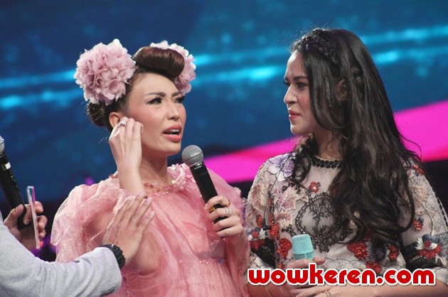 Gambar Foto Ayu Dewi dan Raisa di Konser 'Music of the Day'
