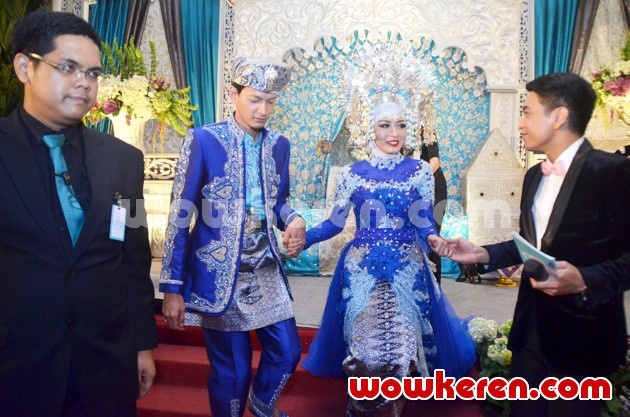 Gambar Foto Fedi Nuril Gandeng Mesra Vanny Widyastati Saat Resepsi