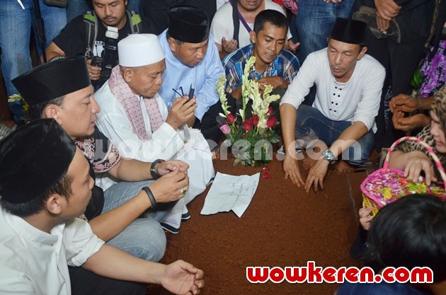 Gambar Foto Pemakaman Budi Anduk