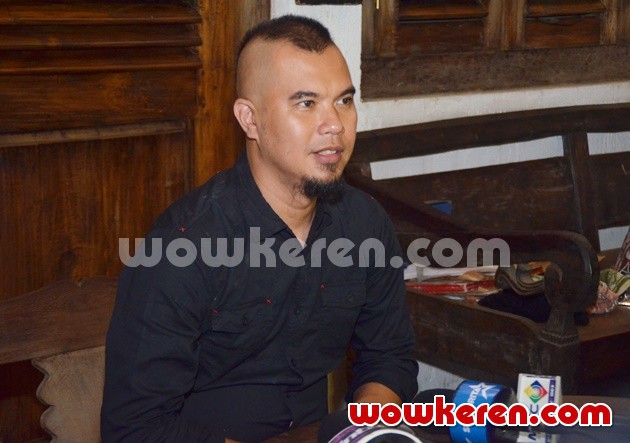 Gambar Foto Ahmad Dhani Ditemui di Kediamannya