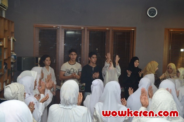 Gambar Foto Pengajian di Kediaman Maia Estianty