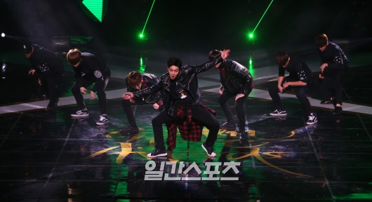 Gambar Foto Monsta X Saat Tampil di Golden Disc Awards 2016