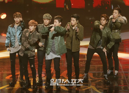 Gambar Foto iKON Saat Tampil di Golden Disc Awards 2016