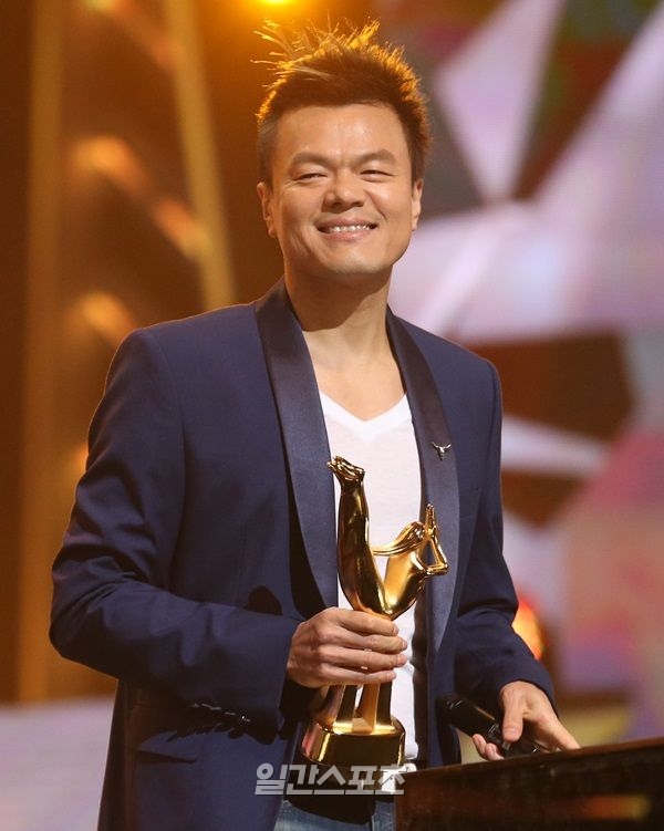 Gambar Foto JYP Raih Piala Bonsang