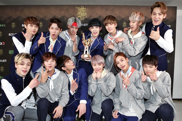 Gambar Foto Seventeen (II) Raih Penghargaan Rookie of the Year