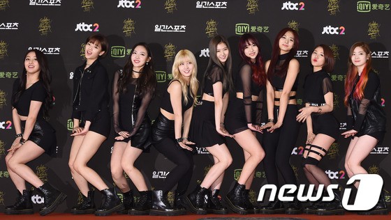 Gambar Foto Twice di Red Carpet Golden Disc Awards 2016