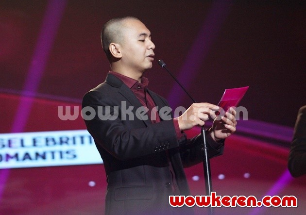Gambar Foto Raditya Dika Bacakan Nominasi di Infotainment Awards 2016