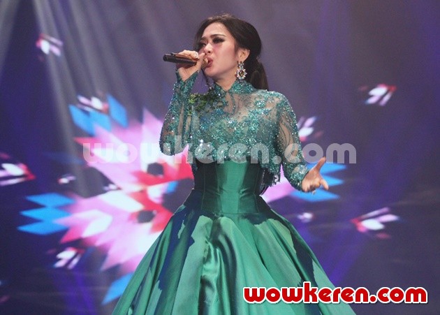 Gambar Foto Syahrini Semarakkan Infotainment Awards 2016