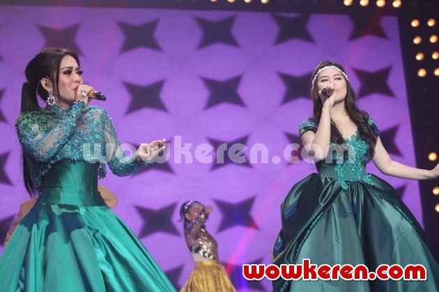 Gambar Foto Syahrini dan Prilly Latuconsina Duet di Infotainment Awards 2016