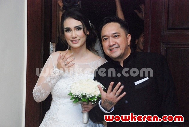 Gambar Foto Feby Febiola dan Franky Sihombing Menunjukkan Cincin Perkawinan