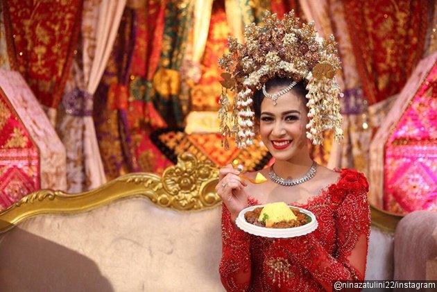 Gambar Foto Nina Zatulini Cantik dengan Suntiang Keemasan