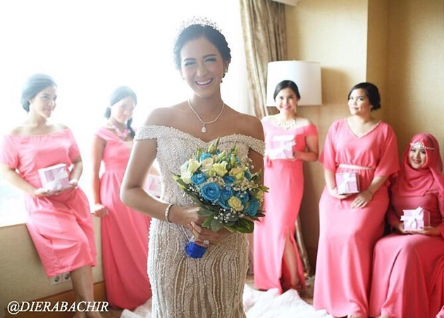 Gambar Foto Nina Zatulini di Antara Pendamping Mempelai Wanita