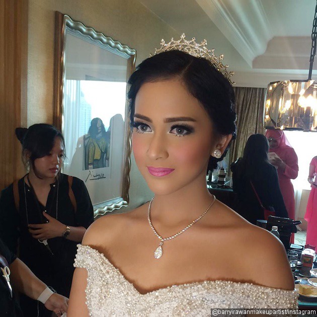 Gambar Foto Detail Make-Up Nina Zatulini untuk Resepsi