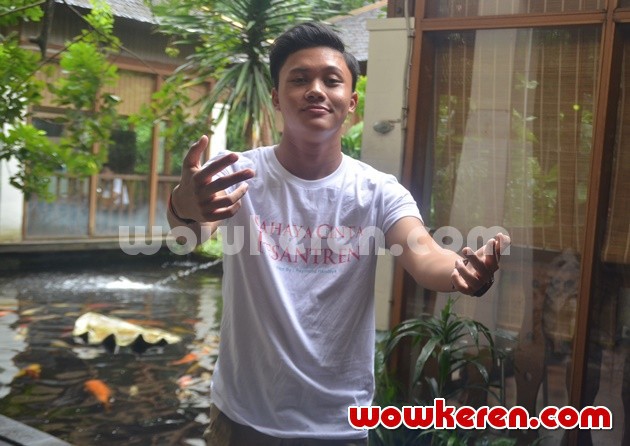 Gambar Foto Rizky Febian di Konferensi Pers 'Cahaya Cinta Pesantren'