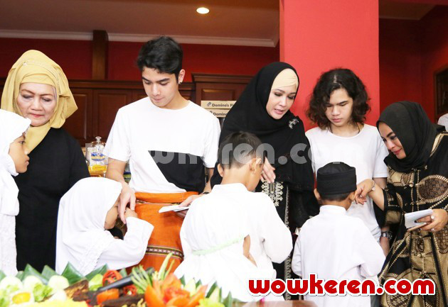 Gambar Foto Maia Estianty Bagikan Santunan Pada Anak-anak Panti Asuhan