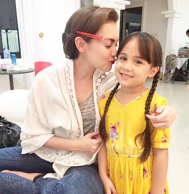 Gambar Foto Rianti Cartwright Cium Mesra Nicole Elizabeth Rossi