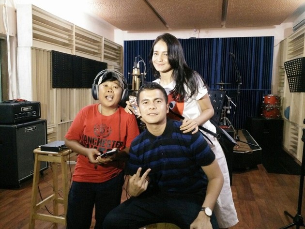 Gambar Foto Adul, Handika Pratama dan Enzy Storia Saat Rekaman OST 'Orang Orang Pilihan'