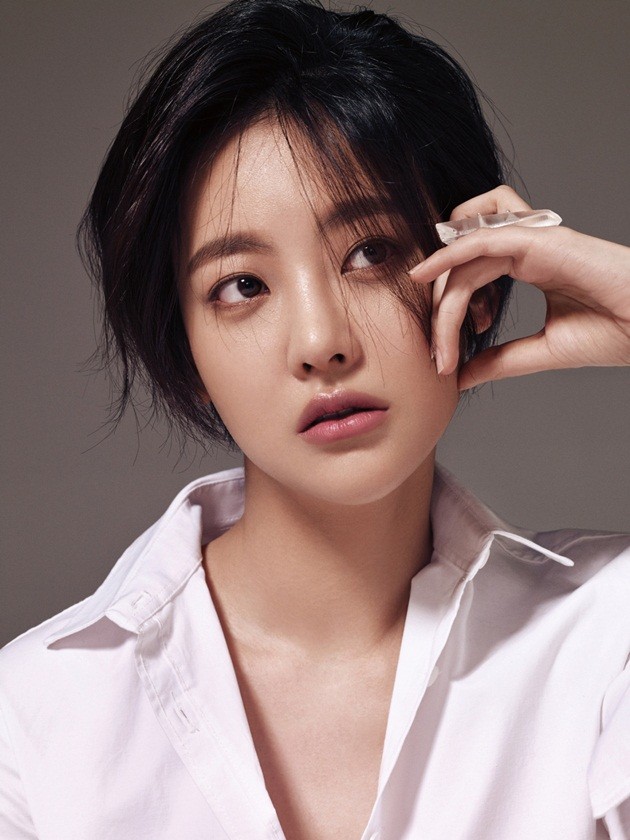 Foto Oh Yeon Seo di Majalah Sure - Foto 2 dari 119
