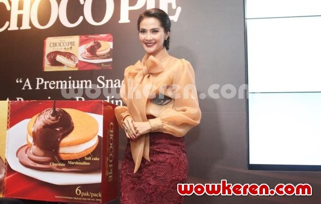 Gambar Foto Maudy Koesnaedi di Acara Peluncuran Lotte Choco Pie