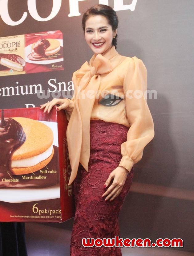 Gambar Foto Maudy Koesnaedi di Acara Peluncuran Lotte Choco Pie