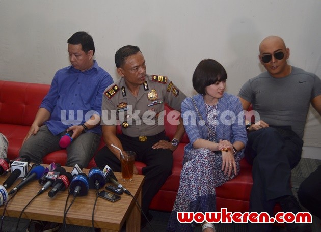 Gambar Foto Chika Jessica dan Deddy Corbuzier Gelar Konferensi Pers