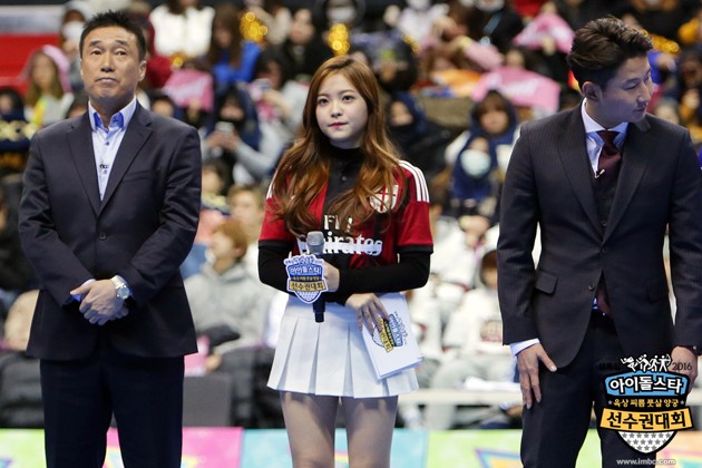 Gambar Foto Yeri Red Velvet Jadi MC Spesial 'Idol Star Athletics Championships 2016'