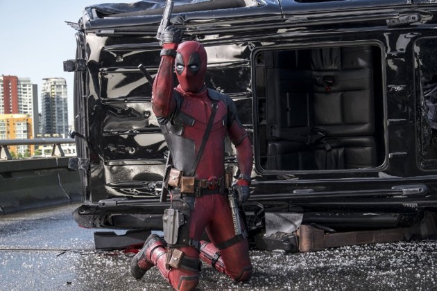 Gambar Foto Deadpool Saat Menembak Musuh