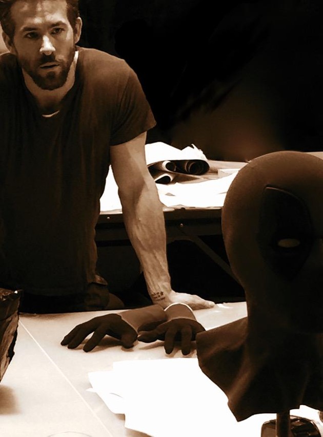 Gambar Foto Ryan Reynolds Saat Proses Produksi Topeng Deadpool