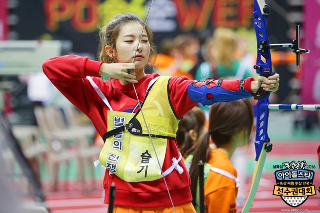 Gambar Foto Seulgi Red Velvet di Lomba Panahan 'Idol Star Athletics Championships 2016'