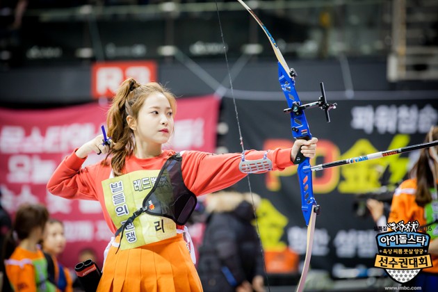 Gambar Foto Yeri Red Velvet di Lomba Panahan 'Idol Star Athletics Championships 2016'