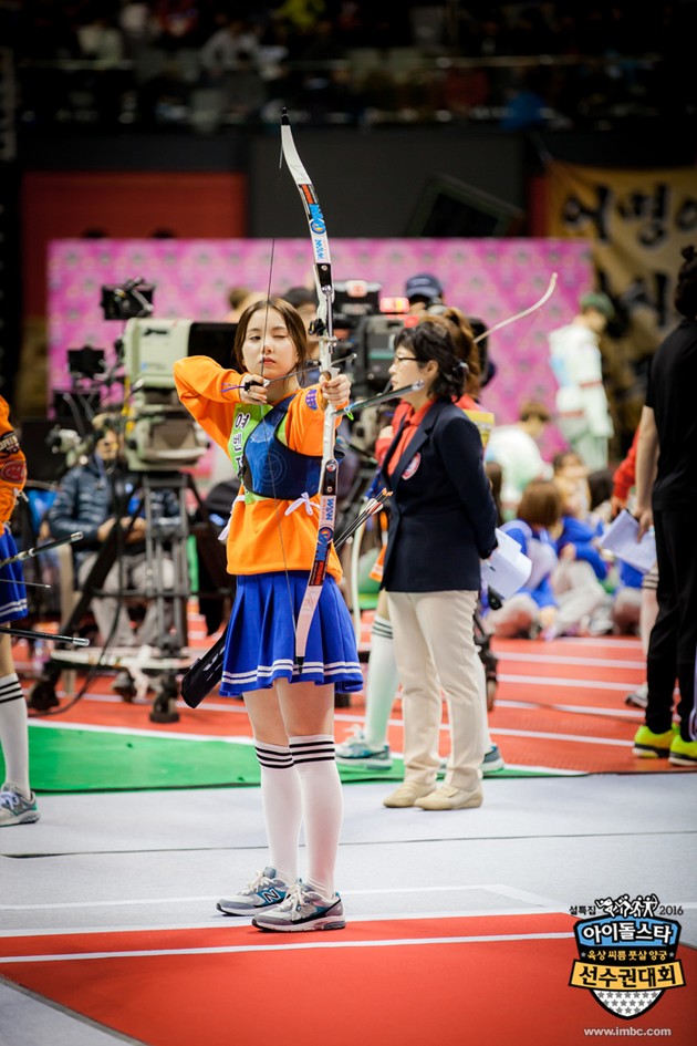 Gambar Foto Eunha G-Friend di Lomba Panahan 'Idol Star Athletics Championships 2016'