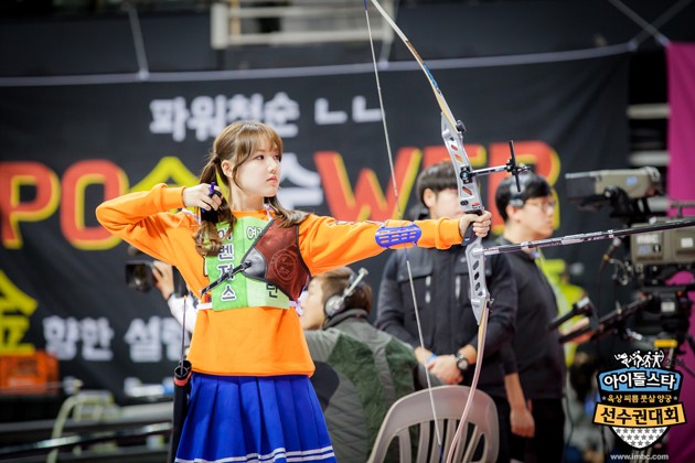 Gambar Foto Yerin G-Friend di Lomba Panahan 'Idol Star Athletics Championships 2016'
