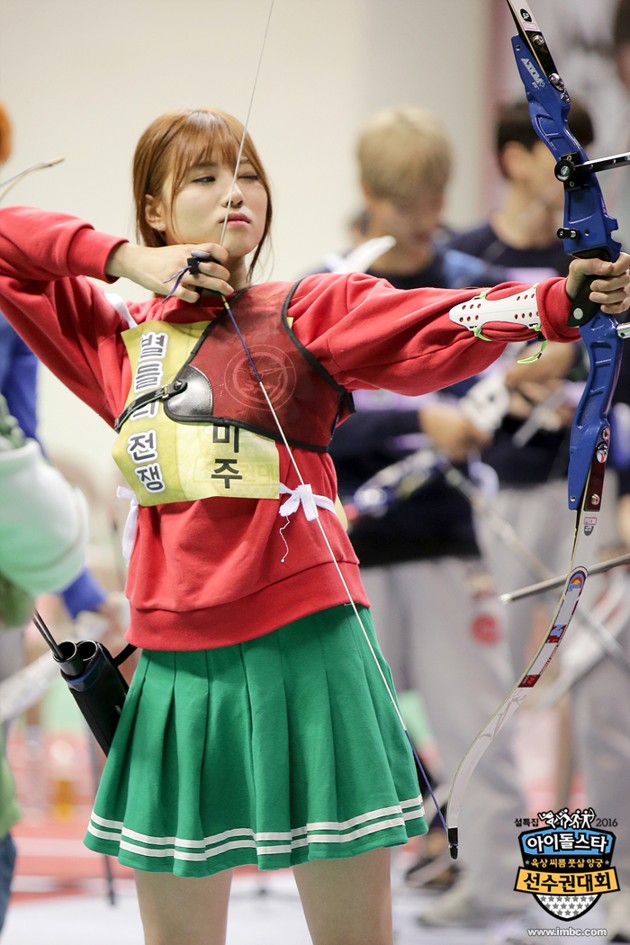 Gambar Foto Mijoo Lovelyz di Lomba Panahan 'Idol Star Athletics Championships 2016'
