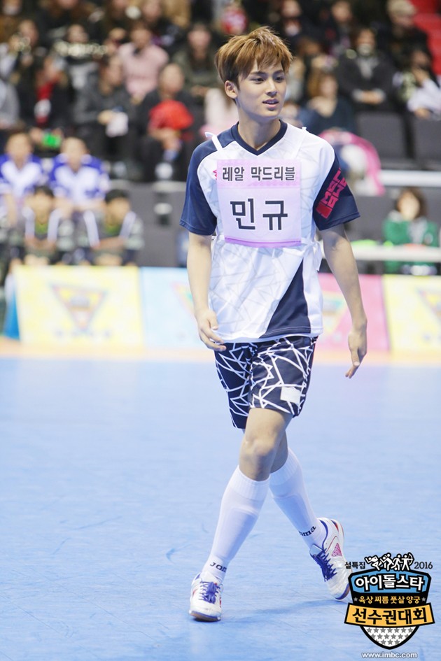 Gambar Foto Mingyu Seventeen Saat Pertandingan Futsal 'Idol Star Athletics Championships 2016'