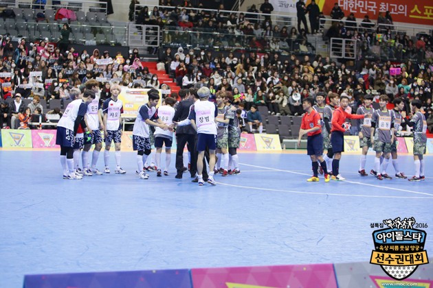 Gambar Foto Para Pemain Bersalaman Usai Pertandingan Futsal 'Idol Star Athletics Championships 2016'