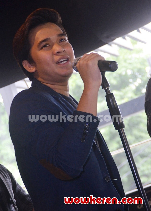 Gambar Foto Billy Syahputra Bawakan Single 'Pantun Cinta 100 Persen' Live Streaming