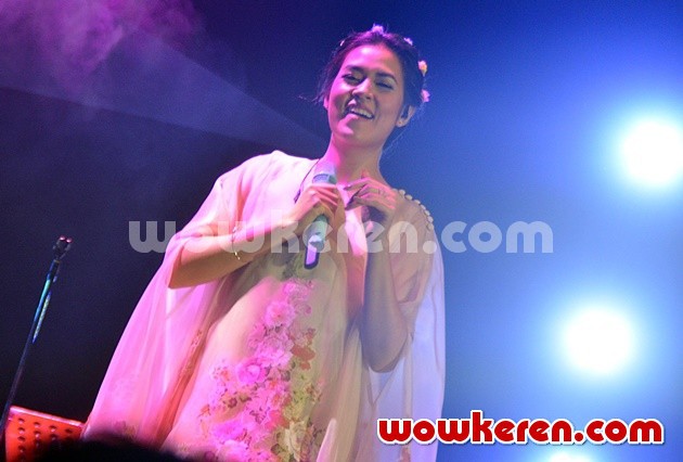 Gambar Foto Raisa di Konser 'Kahitna 30 Years Anniversary Love Festival'