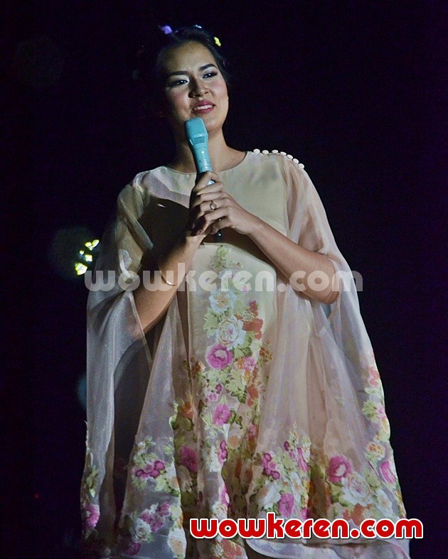 Gambar Foto Raisa di Konser 'Kahitna 30 Years Anniversary Love Festival'