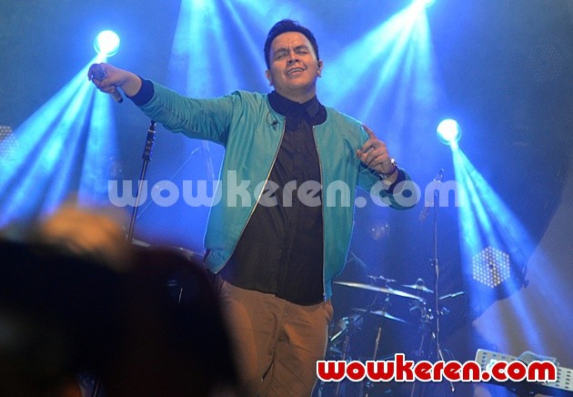 Gambar Foto Tulus di Konser 'Kahitna 30 Years Anniversary Love Festival'